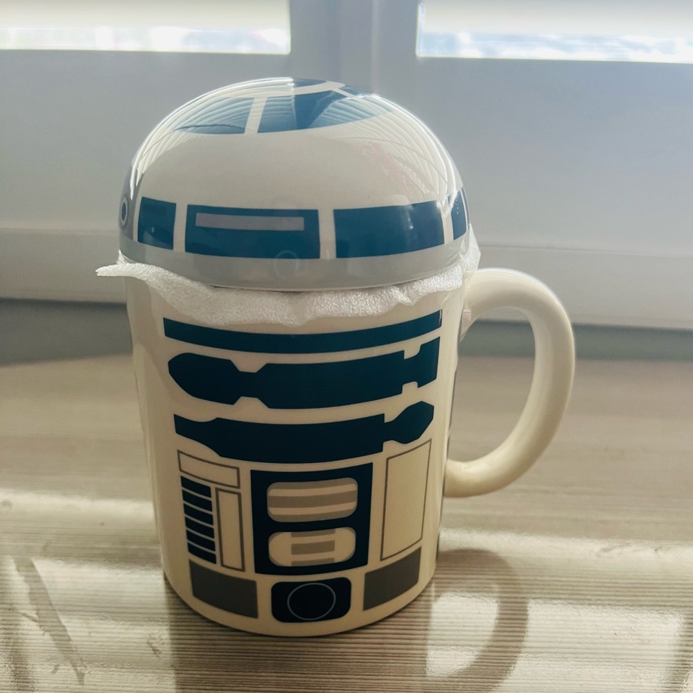 NEW HTF DISNEY R2D2 STAR WARS DROID R2-D2 CERAMIC MUG CUP WITH REMOVABLE TOPPER